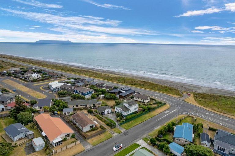Photo of property in 2 Karaka Street, Otaki Beach, Otaki, 5512