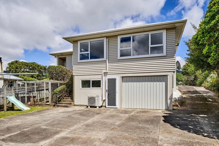 Photo of property in 13 Kereru Bend, Tawa, Wellington, 5028