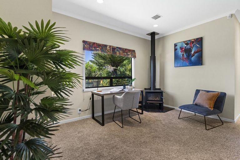 Photo of property in 92 Govett Avenue, Frankleigh Park, New Plymouth, 4310