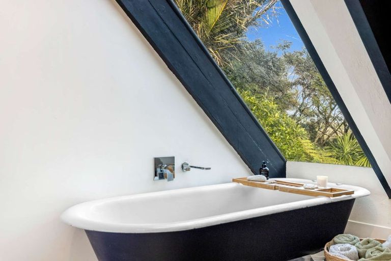 Photo of property in 33 Tainui Road, Titirangi, Auckland, 0604