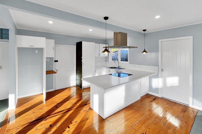 Photo of property in 12 Waterfront Road, Mangere Bridge, Auckland, 2022