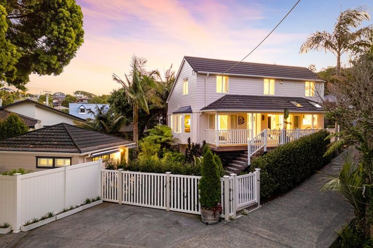 Photo of property in 1/2 Heathcote Road, Castor Bay, Auckland, 0620