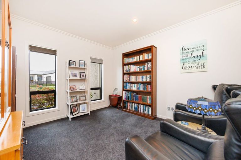 Photo of property in 7 Vaucluse Heights, Fitzherbert, Palmerston North, 4410