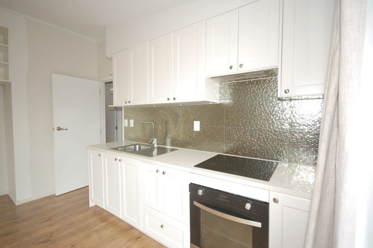 Photo of property in 2/64 Exmouth Road, Northcote, Auckland, 0627