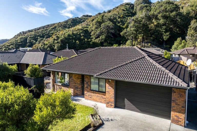 Photo of property in 17 Aragon Grove, Kingsley Heights, Upper Hutt, 5018