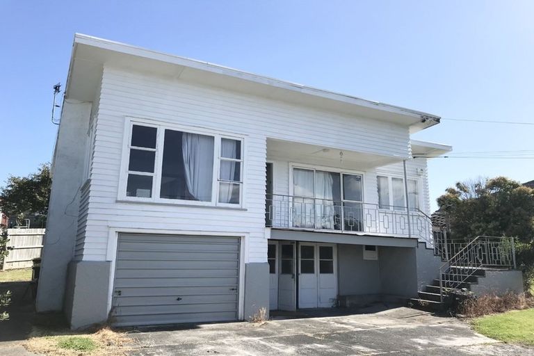 Photo of property in 2 Binsted Road, New Lynn, Auckland, 0600