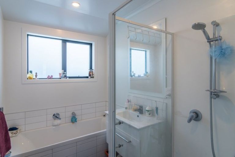 Photo of property in 15a Barclay Street, Newlands, Wellington, 6037