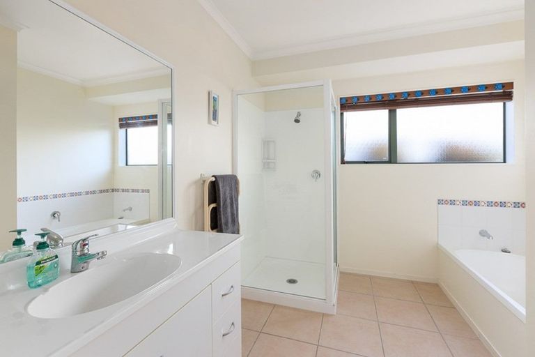 Photo of property in 122 Charles Prevost Drive, The Gardens, Auckland, 2105