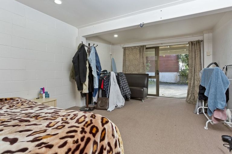 Photo of property in 1/114 Sunset Road, Unsworth Heights, Auckland, 0632