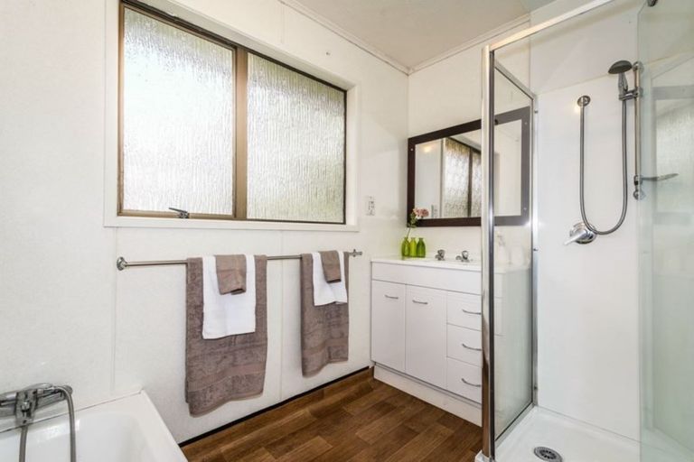 Photo of property in 4 St Catherine Crescent, West Harbour, Auckland, 0618