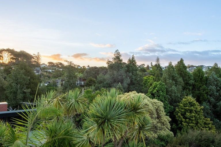 Photo of property in 10 Kahikatea Close, Campbells Bay, Auckland, 0630