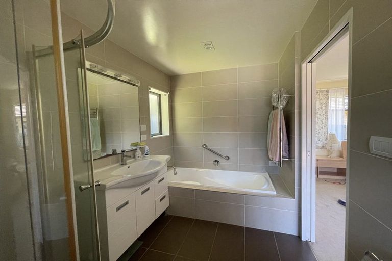 Photo of property in 19 Barnsley Place, Henderson, Auckland, 0612