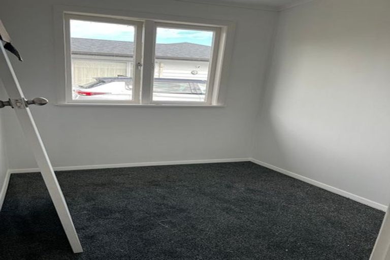 Photo of property in 2 Springside Place, New Lynn, Auckland, 0600