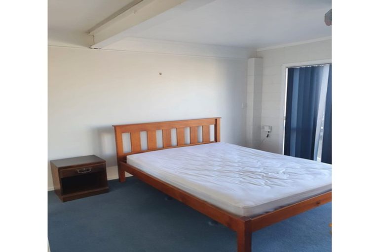 Photo of property in 1/212 Sunnynook Road, Totara Vale, Auckland, 0627