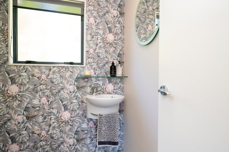 Photo of property in 11 Woodford Heights, Havelock North, 4130