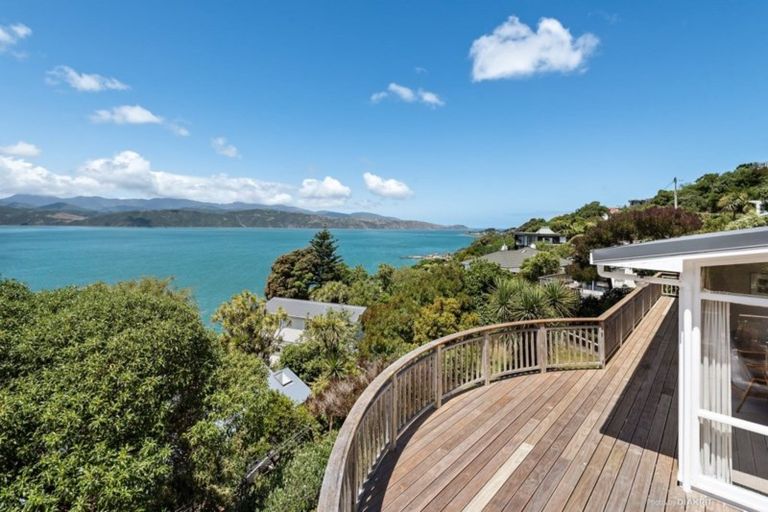 Photo of property in 4 Fortification Road, Karaka Bays, Wellington, 6022