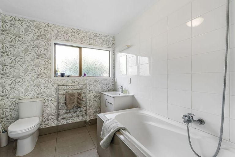 Photo of property in 1/1 Sharon Road, Waiake, Auckland, 0630