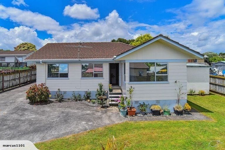 Photo of property in 15 Bundena Place, Clendon Park, Auckland, 2103