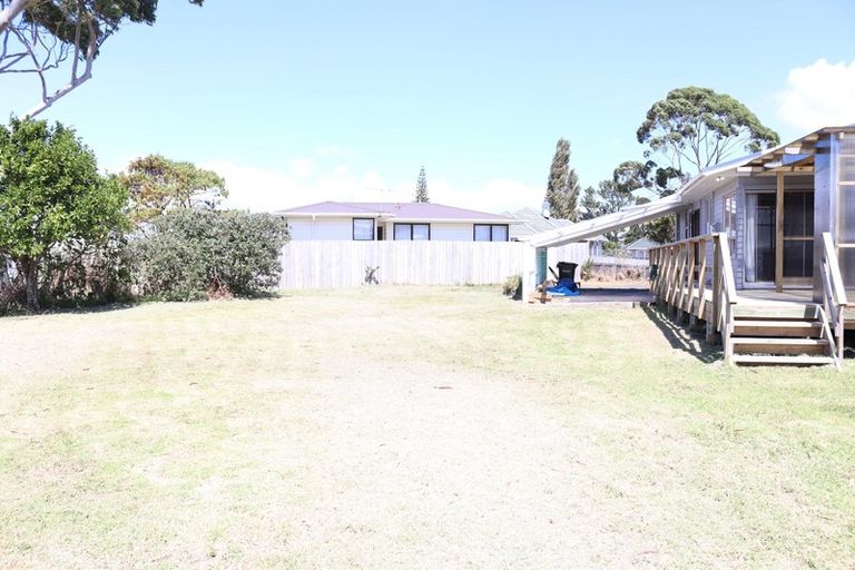 Photo of property in 10 Ingleby Place, Kelston, Auckland, 0602