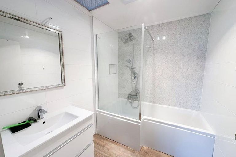 Photo of property in 5 Glenmore Road, Sunnyhills, Auckland, 2010