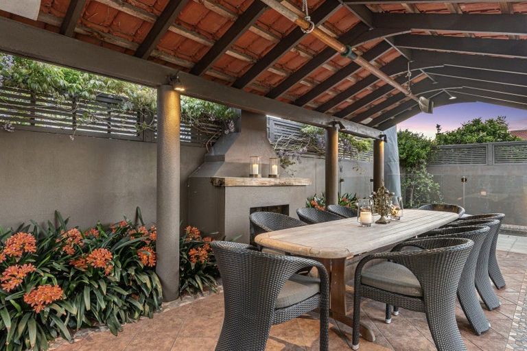 Photo of property in 247 Devonport Road, Tauranga, 3110