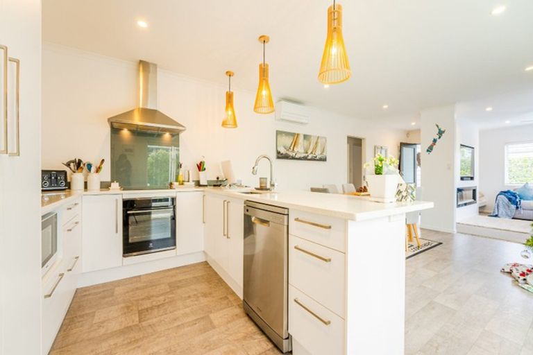 Photo of property in 25 Elizabeth Street, Orewa, 0931