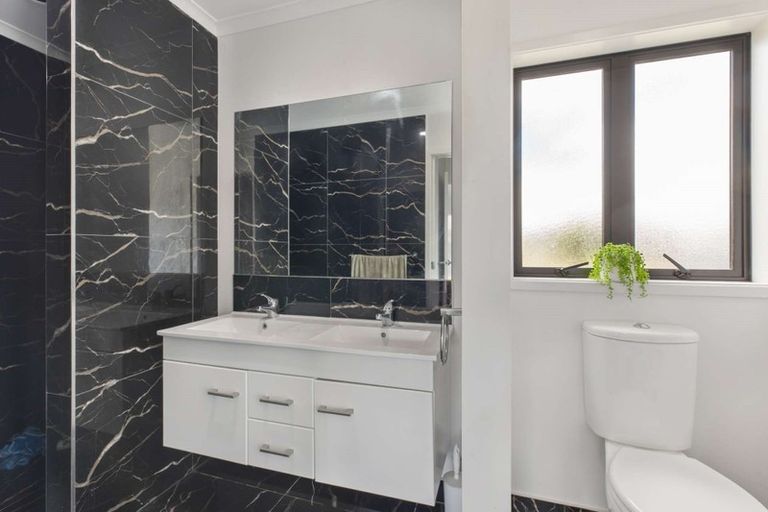 Photo of property in 31 Harbour Crest Drive, Waiuku, 2123