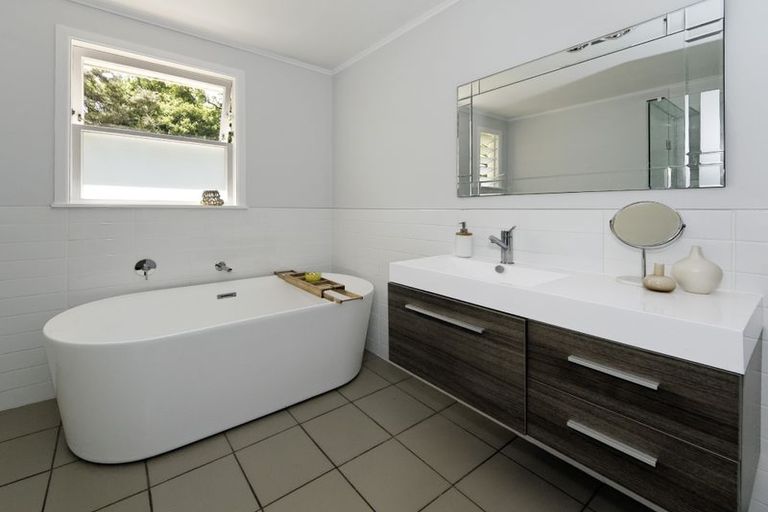 Photo of property in 2/2 Avonleigh Road, Green Bay, Auckland, 0604