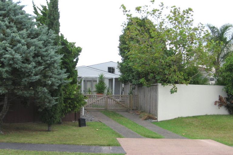 Photo of property in 1 Renoir Street, West Harbour, Auckland, 0618