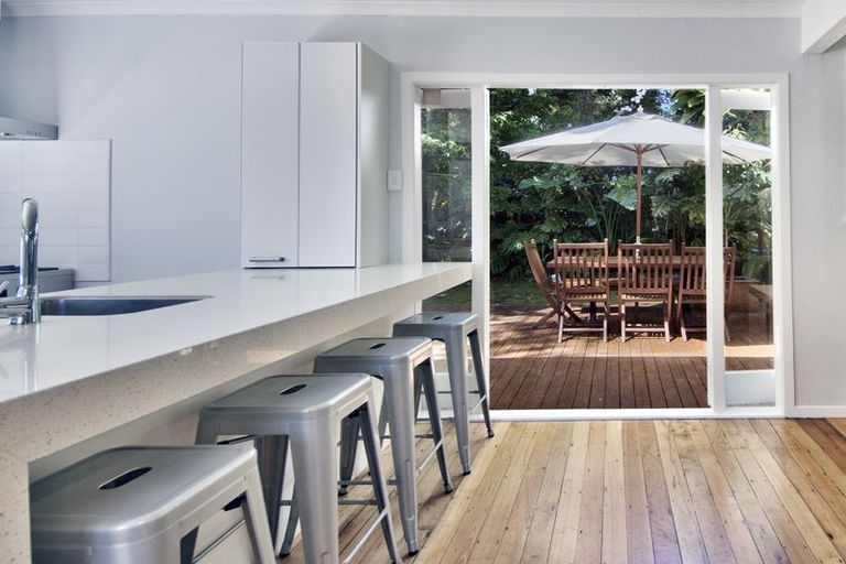 Photo of property in 2/2 Avonleigh Road, Green Bay, Auckland, 0604