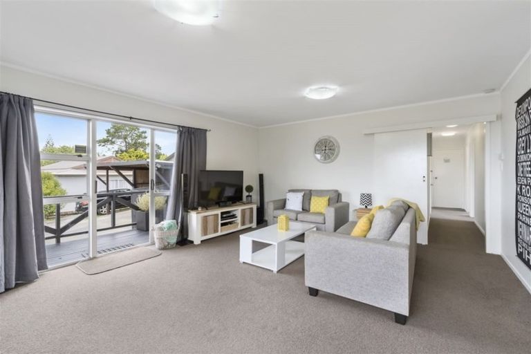 Photo of property in 1/317 Triangle Road, Massey, Auckland, 0614