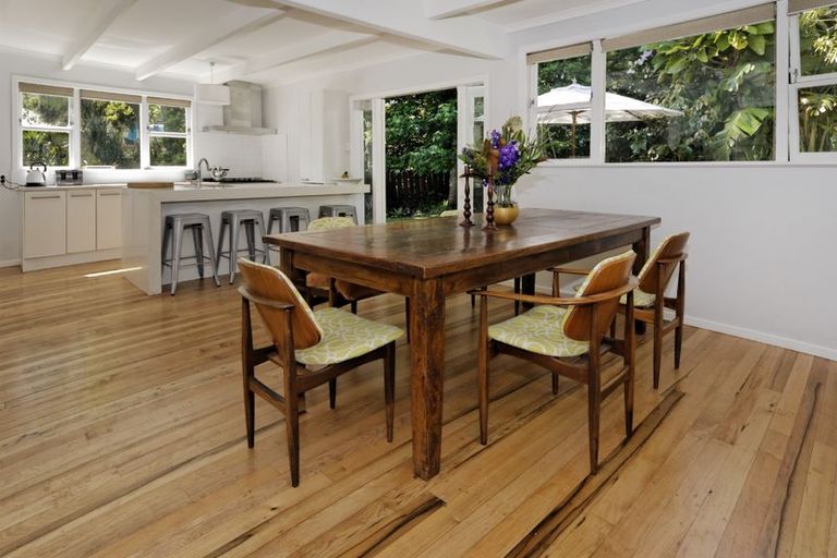 Photo of property in 2/2 Avonleigh Road, Green Bay, Auckland, 0604