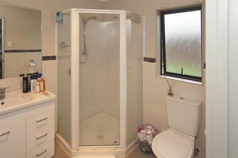 Photo of property in 2d Waikaukau Road, Glen Eden, Auckland, 0602