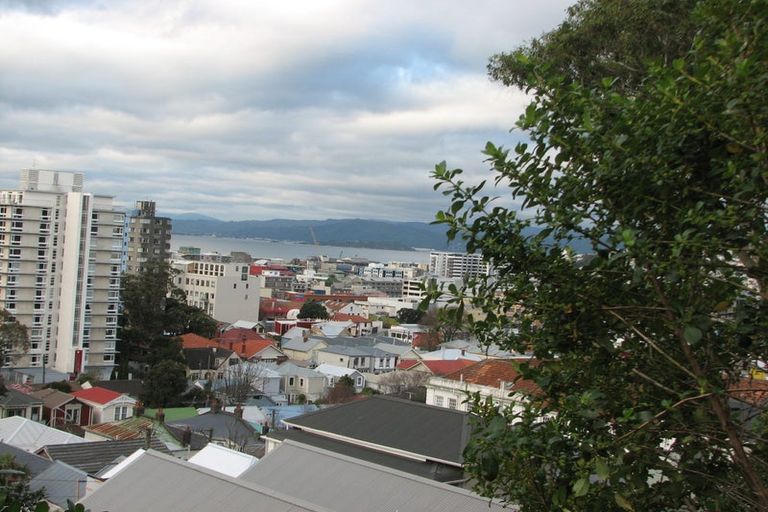 Photo of property in Fairmont Flats, 5d/20 Maarama Crescent, Aro Valley, Wellington, 6021