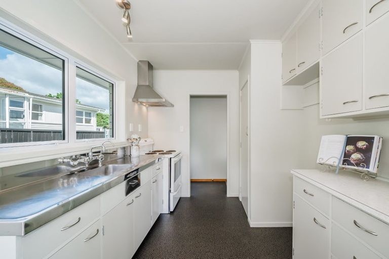 Photo of property in 6 Utauta Street, Waikanae, 5036