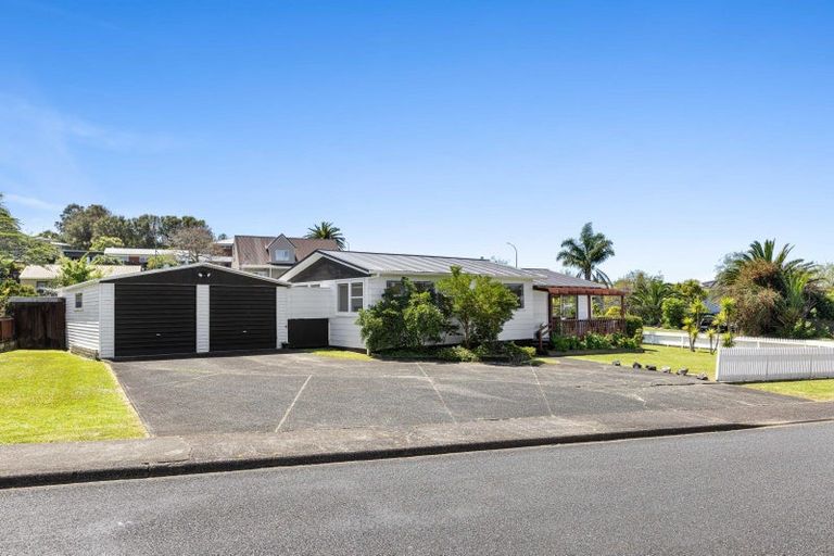 Photo of property in 35 Fairway Avenue, Red Beach, 0932