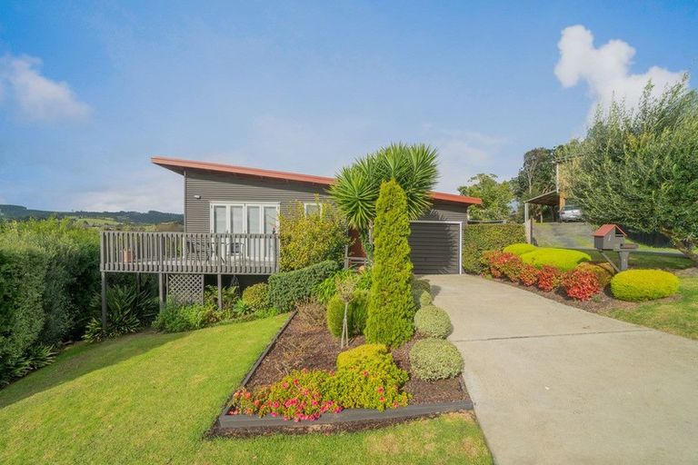 Photo of property in 7 Empressa Heights, Helensville, 0800