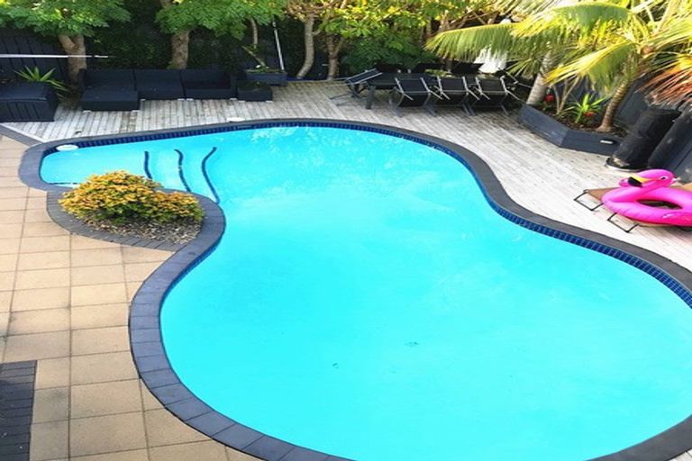 Photo of property in 1b Burford Place, Mellons Bay, Auckland, 2014