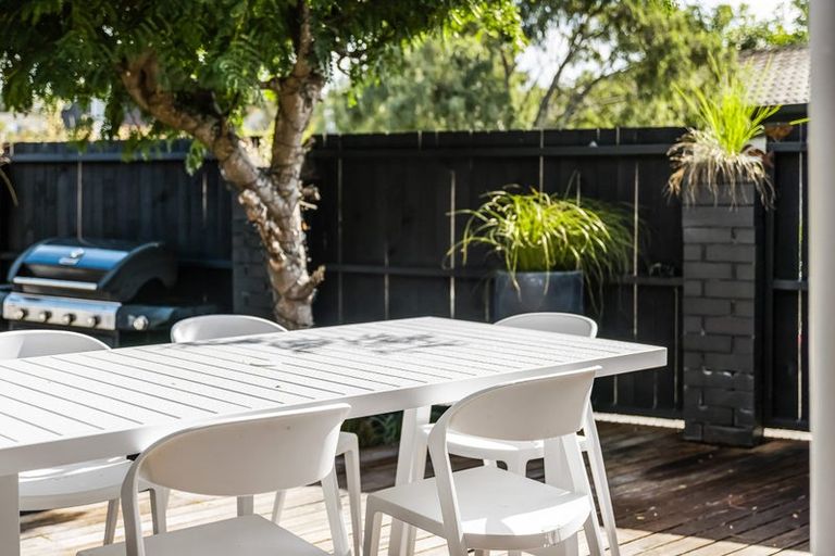 Photo of property in 2/47 Shakespeare Road, Milford, Auckland, 0620