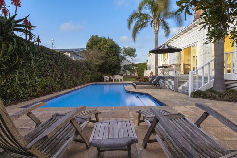 Photo of property in 143 Vauxhall Road, Narrow Neck, Auckland, 0624