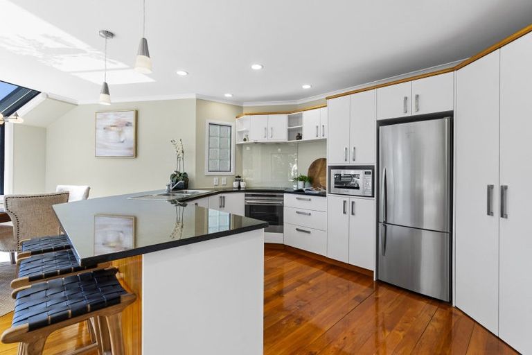 Photo of property in 92 Govett Avenue, Frankleigh Park, New Plymouth, 4310