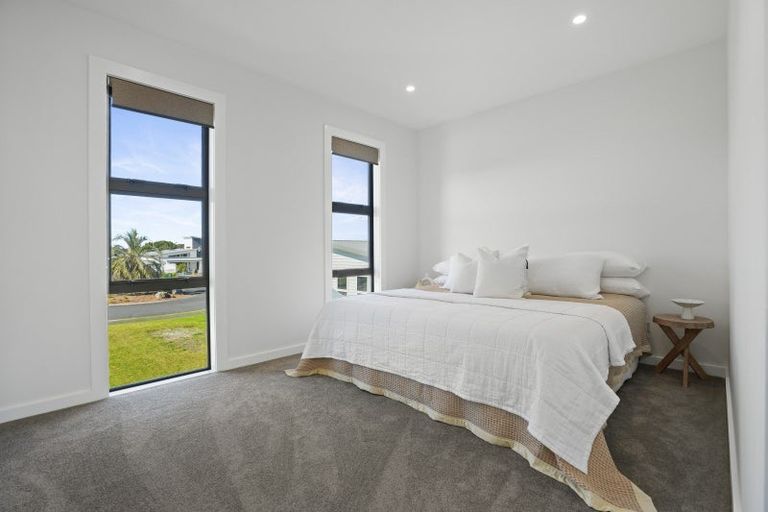 Photo of property in 21 Fred Carr Place, One Tree Point, 0118