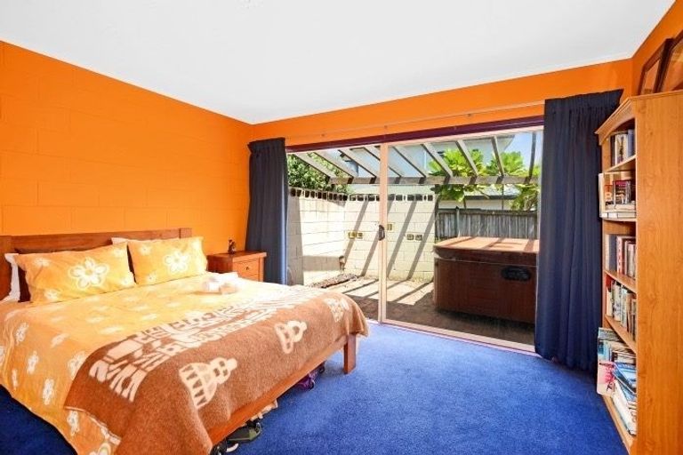 Photo of property in 1/556 East Coast Road, Windsor Park, Auckland, 0630