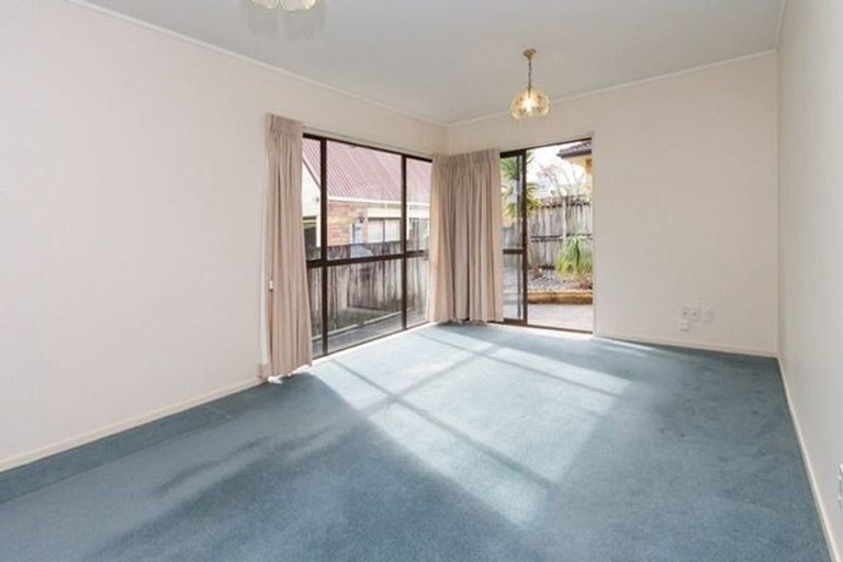 Photo of property in 2/91 Aviemore Drive, Highland Park, Auckland, 2010