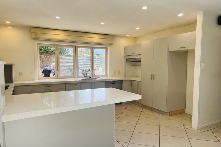 Photo of property in 27 Downsview Road, Pakuranga Heights, Auckland, 2010