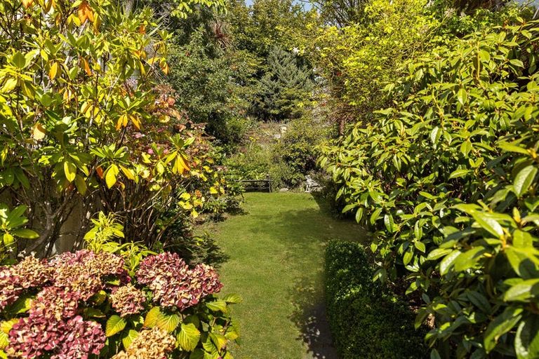 Photo of property in 20 Balmoral Drive, Kelvin Heights, Queenstown, 9300