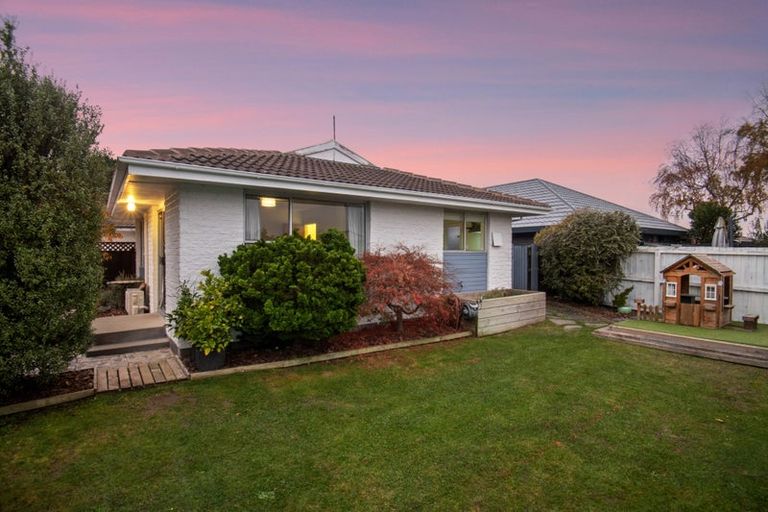 Photo of property in 1/4 Valecrest Avenue, Parklands, Christchurch, 8083