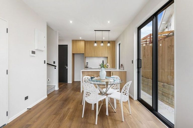 Photo of property in 121e Reeves Road, Pakuranga Heights, Auckland, 2010