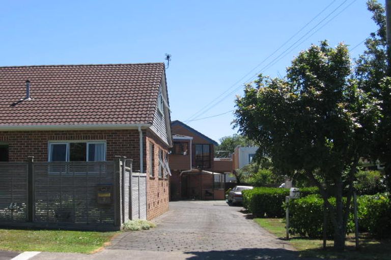 Photo of property in 2/7 Sylvan Park Avenue, Milford, Auckland, 0620