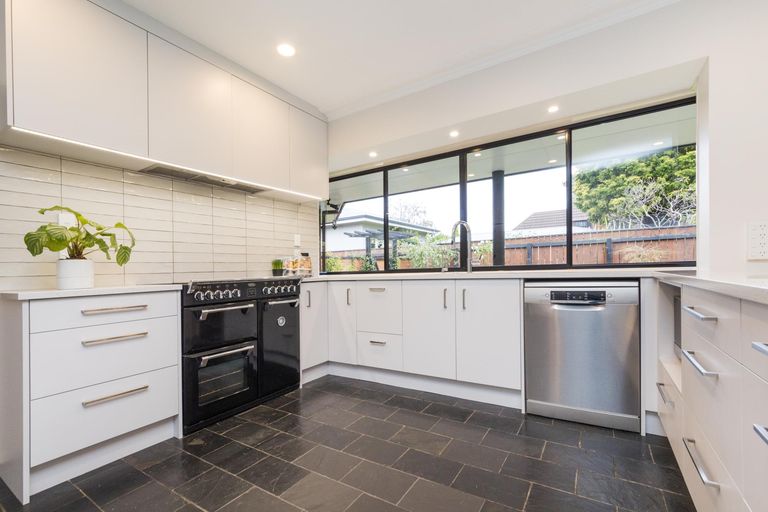 Photo of property in 15 Phoenix Avenue, Hokowhitu, Palmerston North, 4410
